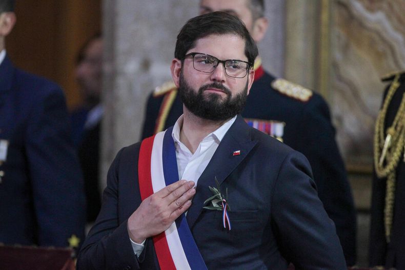 presidente boric alista sus maletas para asistir a investidura de claudia sheinbaum en mexico.jpg