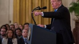 La Casa Blanca le quita la credencial a periodista que sostuvo un tenso intercambio con Trump