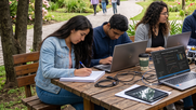 Estudiantes en una universidad / Imagen generada con Inteligencia Artificial