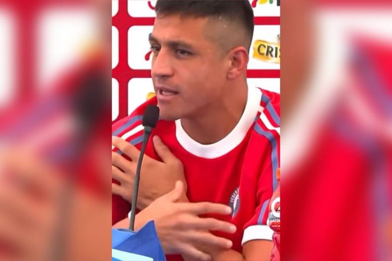 VIDEO Alexis Sanchez arremete contra Monumental Sale excremento de nosotros de la ducha e1700337500540.jpeg