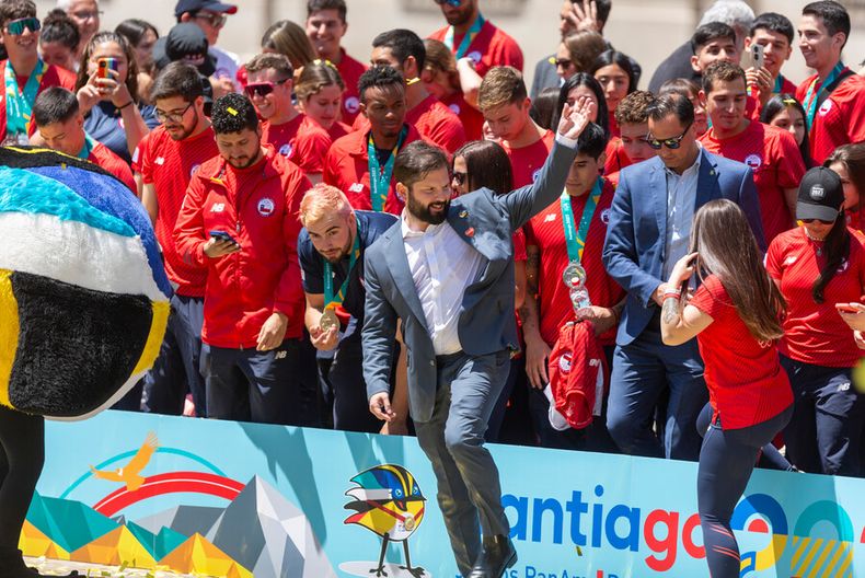 Presidente Boric recibe a los deportistas del team Chile.jpg