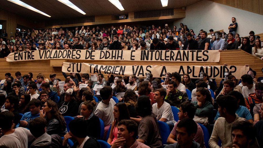 FOTOS| El lado B de la visita de J.A. Kast a la UAI: La funa con máscaras de violadores de DD.HH. que la prensa no mostró