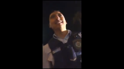 VIDEO| ¿Qué andan hueveando?: Policía desata locura entre un grupo de chilenos que celebraba el año nuevo en Australia