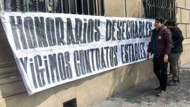 Afiche a favor de los honorarios / Agencia Uno