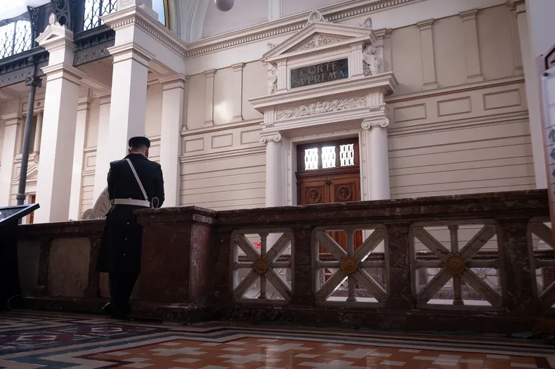 universidad sanciono a estudiante con permanencia condicionada por acoso ocurrido fuera del campus suprema deja sin efecto.webp