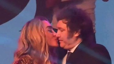 VIDEO| Mientras afuera protestaban, Milei le dio un incómodo beso a su pareja actriz en teatro