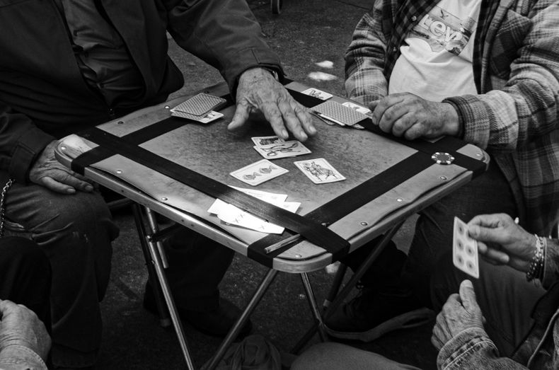 Final de brisca: El cierre de una partida de brisca marca una pausa antes de volver a reunirse alrededor de las cartas y continuar con la jornada.