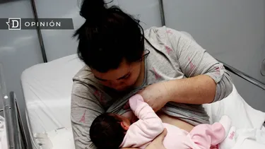 El Desconcierto | 20737 mama dando leche a un bebe en una cama de hospital.webp