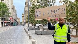 En honor a su madre: Hombre protesta contra texto constitucional por no frenar la usura