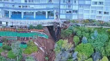 Otra vez un socavón en Reñaca: Al menos 87 vecinos tienen que evacuar edificio tras lluvias