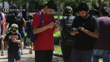 El Desconcierto | 18101 jovenes mirando un celular.webp