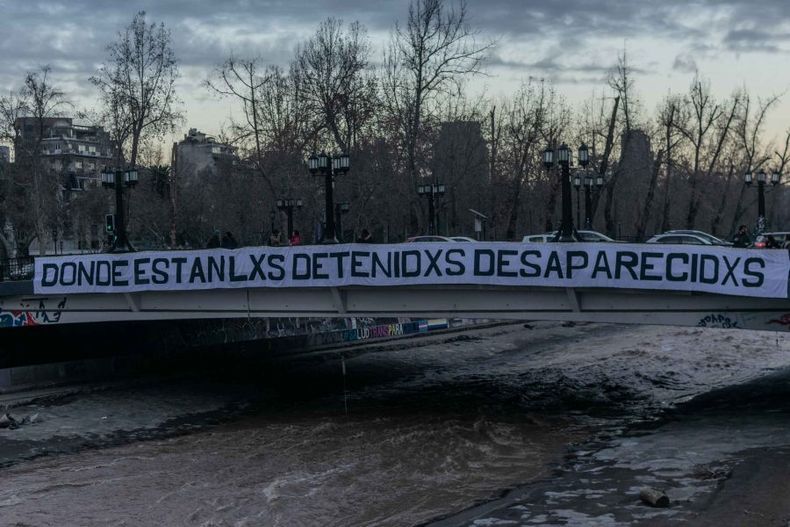 que digan donde estan lienzos colgados en dia internacional detenido a desaparecido a e1693411944810.jpg
