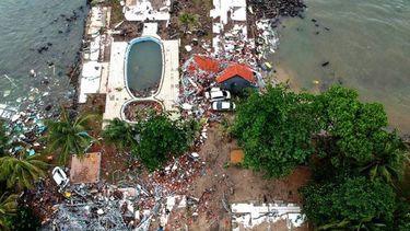 Tsunami volcánico en Indonesia deja al menos 222 muertos