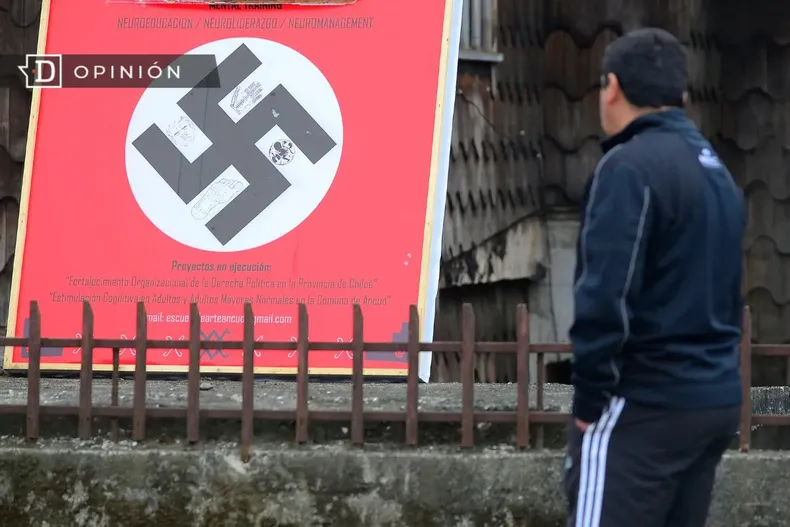 13556 imagen de un afiche nazi en la calle.webp