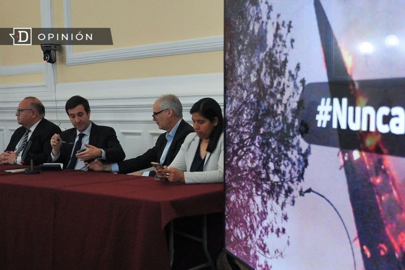 8098 imagen de personeros de derecha en un foro.jpg