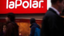 Adidas presenta querella criminal contra La Polar por supuesta venta de ropa falsificada