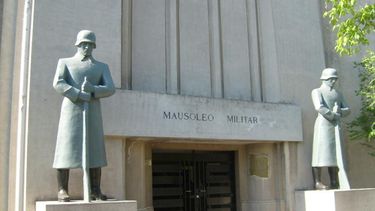 Para esclarecer sospechas de asesinato: Exhuman cadáver de Augusto Lutz, el general que en 1974 se enfrentó a Pinochet
