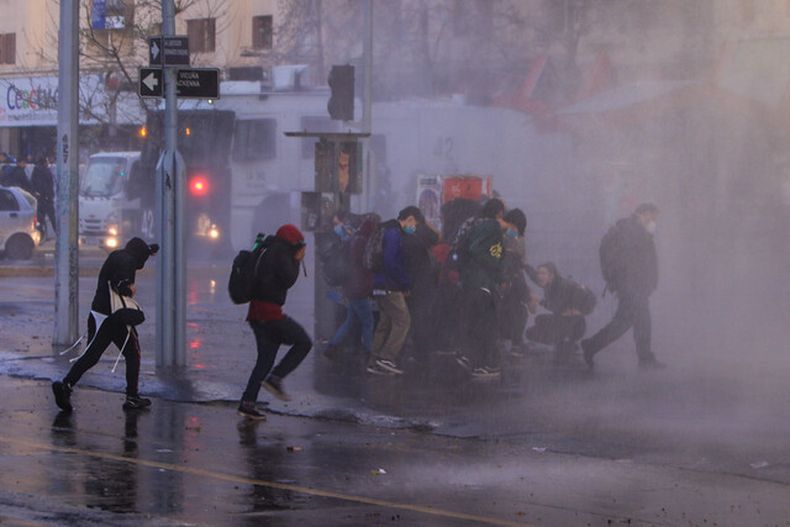 Enfrentamiento entre manifestantes y carabineros Agencia Uno.jpeg