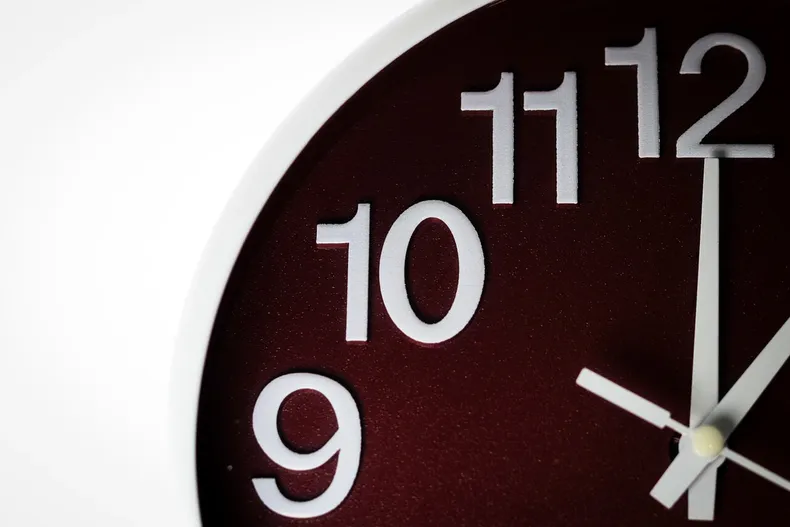 cuando es el cambio de hora en chile 2026 el dia en que se atrasan los relojes y comienza el horario de invierno.webp