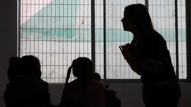 El Desconcierto | colegio sanciono a nino tea por crisis emocionales y padres van a tribunales  corte revoca sanciones y exige inclusion.webp