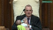 presidente del parlamento de nueva zelanda cuida al bebe de un diputado en medio de una sesion