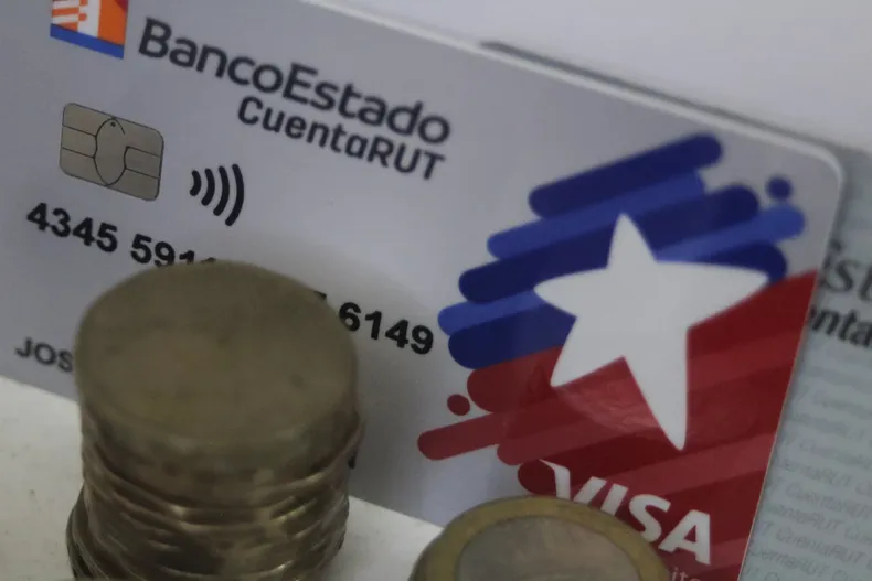 banco se nego a devolver 1370000 a clienta tras fraude telefonico en su cuenta rut corte ordena restituir monto total.webp