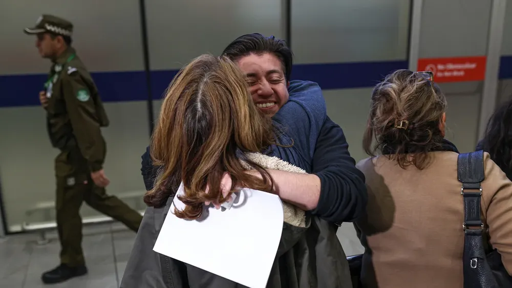 Nos trataron como perros: Chilenos deportados desde EEUU acusan discriminación por ser latinos