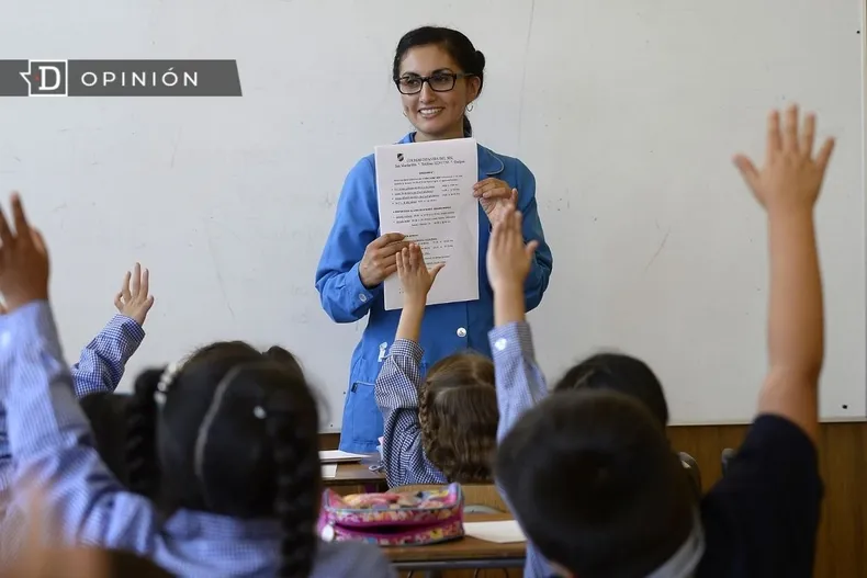 28797 profesora impartiendo una clase.webp