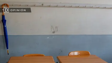 El Desconcierto | 21259 foto de dos asientos al final de una sala de clases.webp