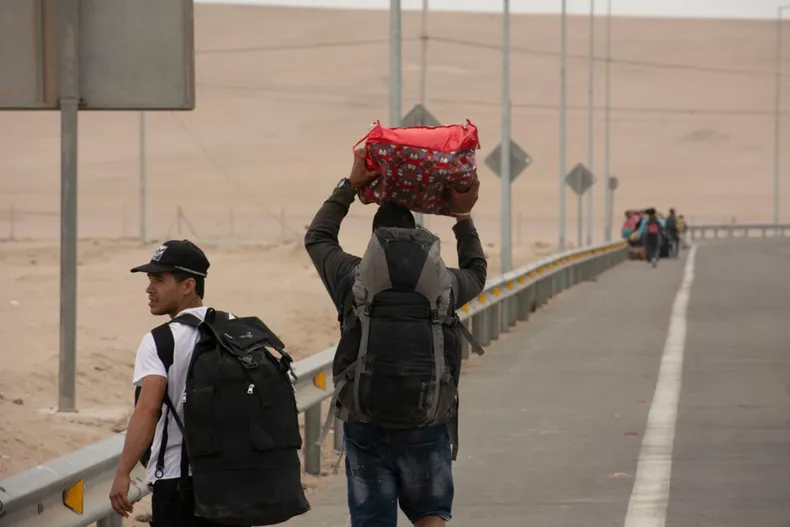 por tener hijo chileno  venezolano ingreso por paso no habilitado y fue expulsado por migraciones pero suprema lo revoca.webp