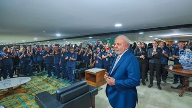 Tras intento de golpe Lula destituye a 40 militares que administraban la casa presidencial