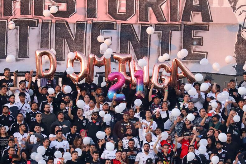 Hinchas de Colo Colo homenajean a la fallecida hija de Erick Wiemberg.jpg