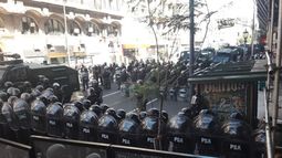 La represión en las calles bloquea la aprobación de la polémica reforma de las pensiones en Argentina