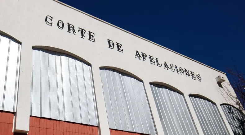 autos abandonados y chatarra de un vecino bloquearon acceso a su vivienda y afectaron su salud corte ordeno despejar callejon.webp
