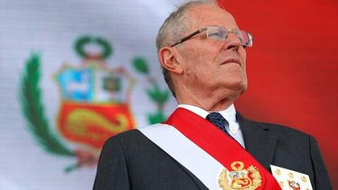 Perú: Allanan casas de PPK tras renuncia a la presidencia y le prohíben salir del país por 18 meses