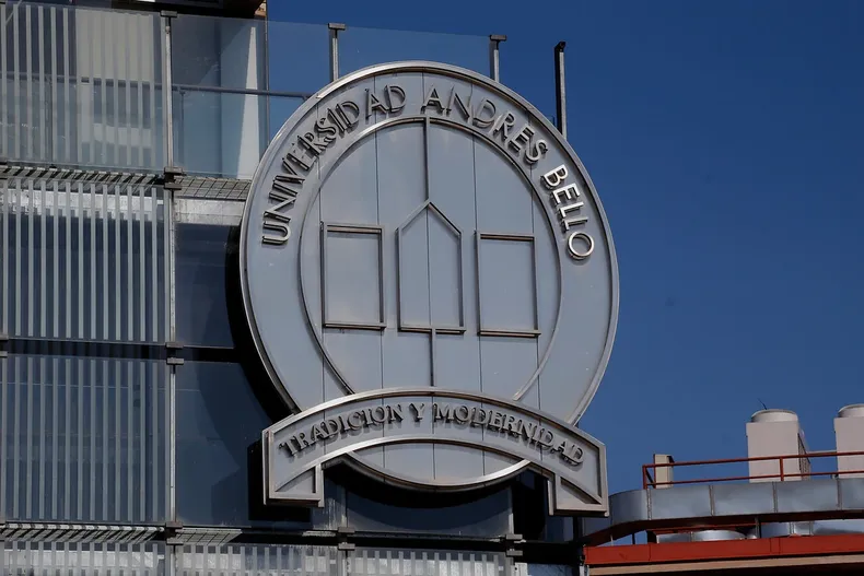 la historia de 6 universitarios que accedieron a coima de companera para rebajar sus deudas  suspendidos por suprema.webp