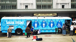 Duchas móviles del proyecto de reciclaje de Lava Mae en San Francisco, Estados Unidos. Duchas móviles del proyecto de reciclaje de Lava Mae en San Francisco, Estados Unidos.