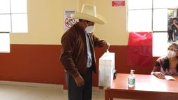 Castillo reduce su ventaja sobre Fujimori en segunda vuelta de las presidenciales en Perú, con el 99,7% de los votos escrutados
