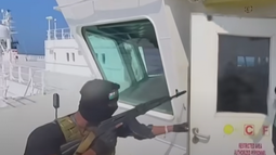 Piratas yemeníes mantienen en alerta a Marina británica luego de dos ataques con proyectiles