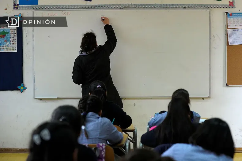 16793 profesora ensenando en una sala de clases de cara al pizarro.webp