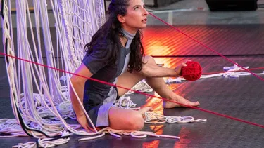 Con telar gigante en el escenario obra de circo contemporáneo recorre la historia colectiva del textil femenino