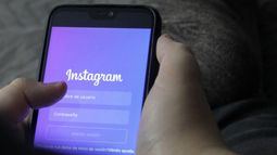 Chilenos pasan hasta cinco horas al día en RRSS: TikTok y Facebook entre las favoritas