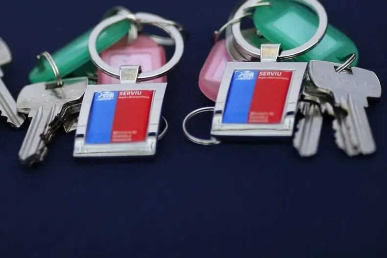 joven en silla de ruedas no podia usar su casa dada por serviu bano y pieza estaban en 2do piso y corte obliga a reubicarlos.webp