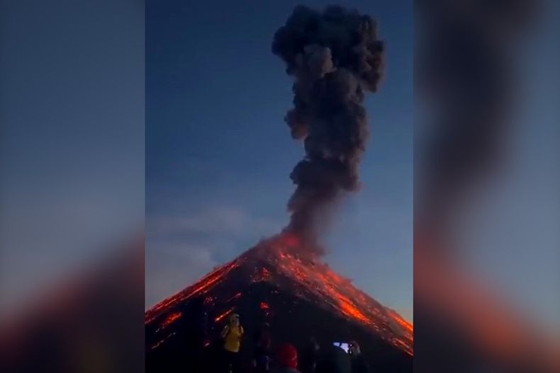 Volcan Etna en erupcion.jpg