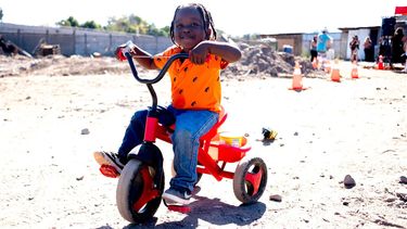 El Desconcierto | Nino haitiano en campamento de Maipu.jpg