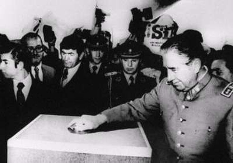 Pinochet votando en el plebiscito de 1980.jpg