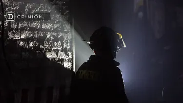 El Desconcierto | 14539 imagen de un bombero en un incendio urbano 1.webp