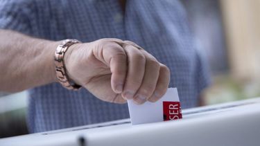 Encuesta muestra un aumento de los populismos y que Chile está más polarizado