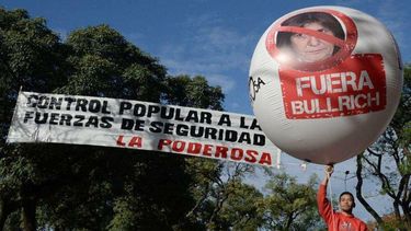 Argentina: Piden salida de ministra Bullrich tras violento allanamiento en popular villa de Buenos Aires