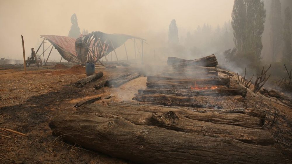 Chile pide ayuda internacional para incendios forestales que dejan veintena de fallecidos